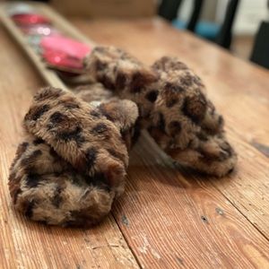 Lucky Top Crossover Slippers
